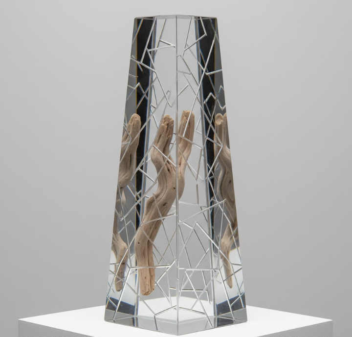 Skulpturen Fragmentljus i spegelglas och drivved