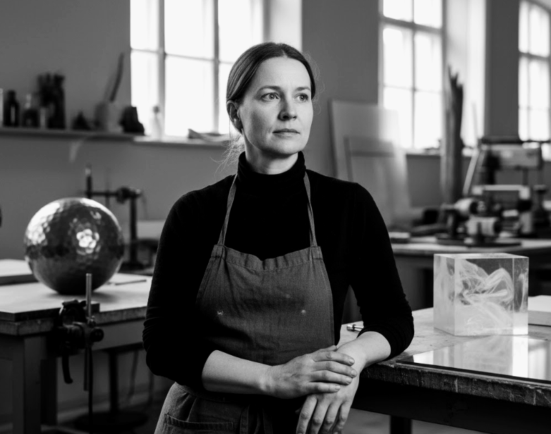 Ava Liljestrand framför ett av sina verk